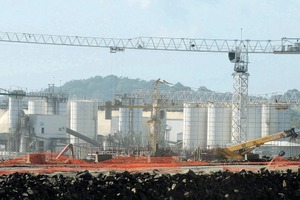  Insgesamt vier Produktionsstätten für die Betonherstellung errichtete der italienische Mischerspezialist Simem am Panama-Kanal. Von Dorner bezog Simem unter anderem Zuschlag-, Zement-, Wasser-, Zusatzmittel-, Eis- und Faserwaagen 