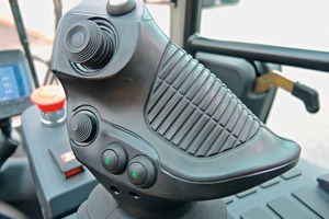  Ergonomic joystick for lifting functions and ­accessory equipment. All movements are controlled fully proportional  