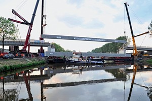  Installation of one of the long ­concrete beams for the new bridge near Zuidhorn/Netherlands 
